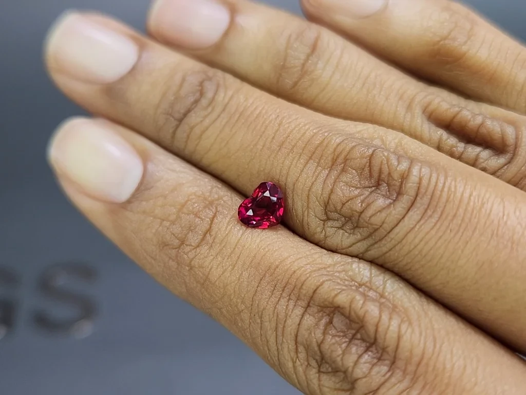 Rubis «Pigeon Blood» taille cœur 1,02 carat, Mozambique Image №2