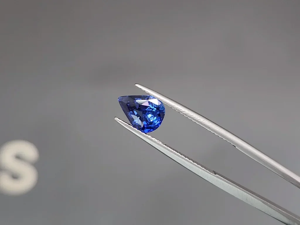 Saphir bleu royal taille poire 2,02 carats Image №3