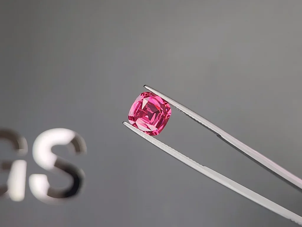 Spinel Mahenge Vivid pink cushion cut  2.91 carats, Tanzania Image №3