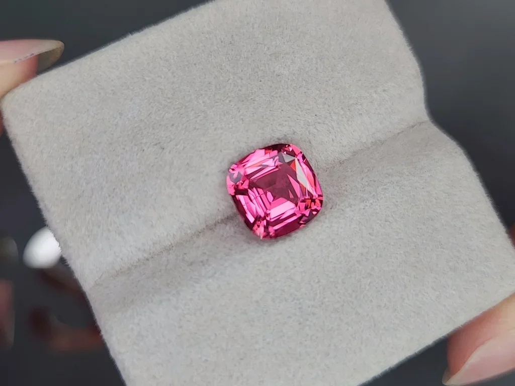 Spinel Mahenge Vivid pink cushion cut  2.91 carats, Tanzania Image №4