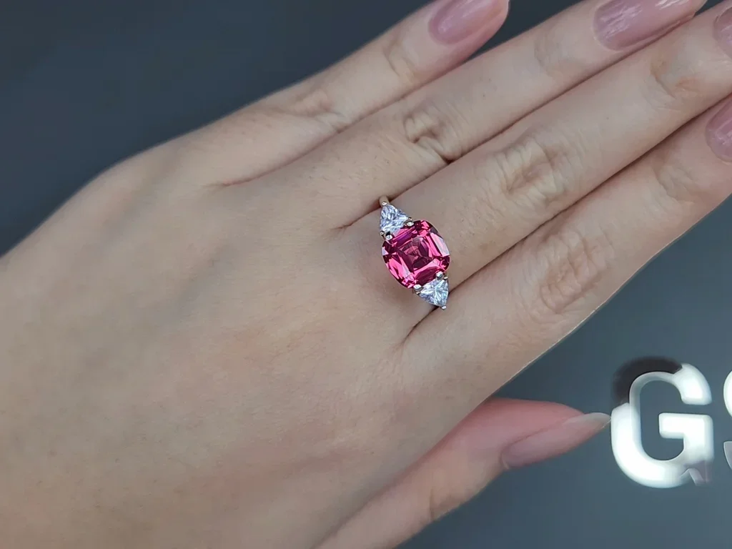 Spinel Mahenge Vivid pink cushion cut  2.91 carats, Tanzania Image №5