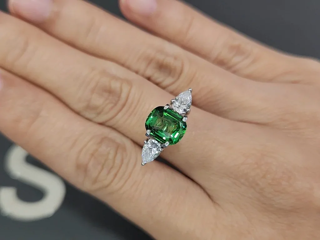 Garnet tsavorite Intense Green cushion cut 2.59 carats, Tanzania  Image №5