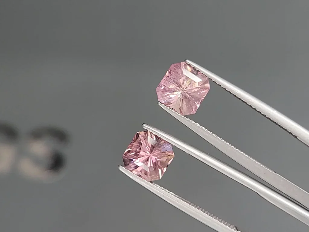 Par de turmalinas rosas de corte radiante de 3,68 ct, África Image №3