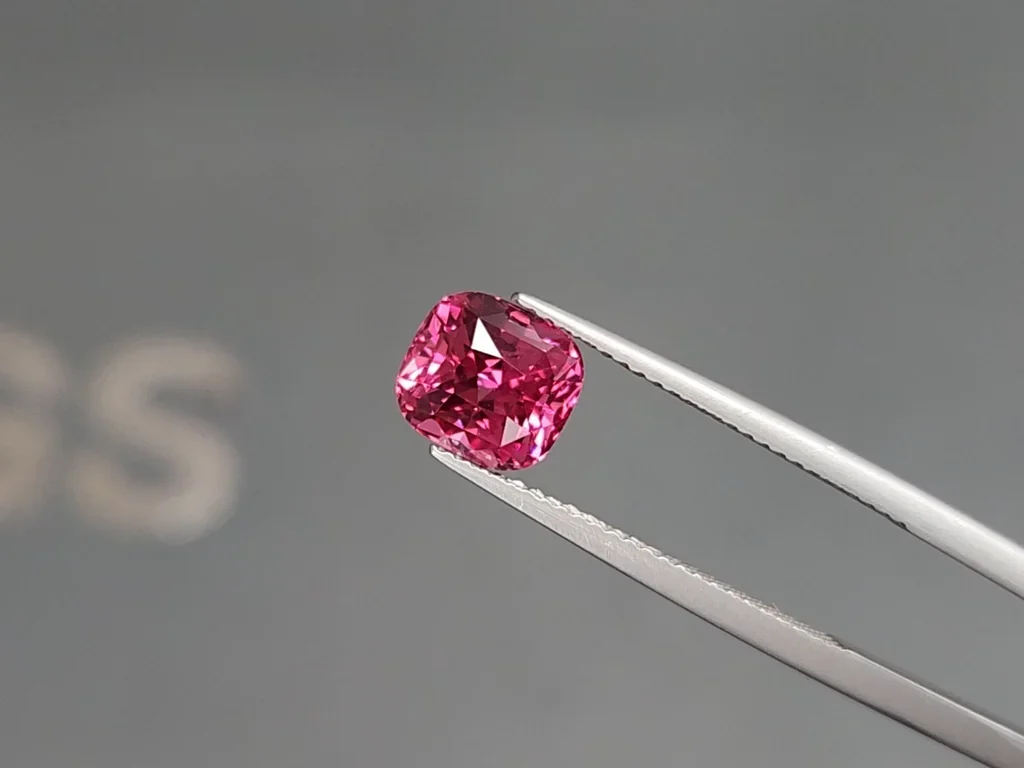 Rosa spinell Mahenge kissenschliff 2,58 karats, Tansania Image №3