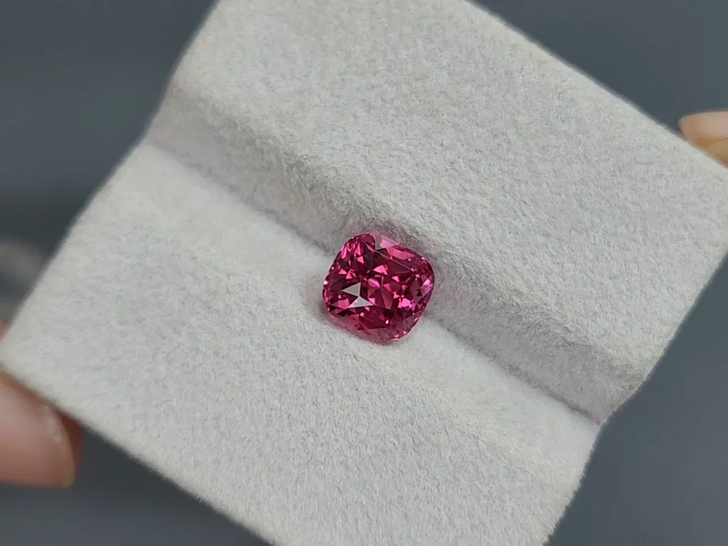 Rosa spinell Mahenge kissenschliff 2,58 karats, Tansania Image №4