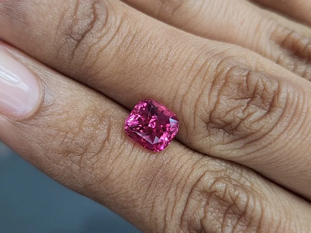 Rosa spinell Mahenge kissenschliff 2,58 karats, Tansania Image №2