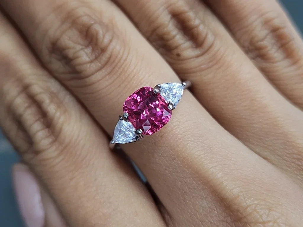 Rosa spinell Mahenge kissenschliff 2,58 karats, Tansania Image №5