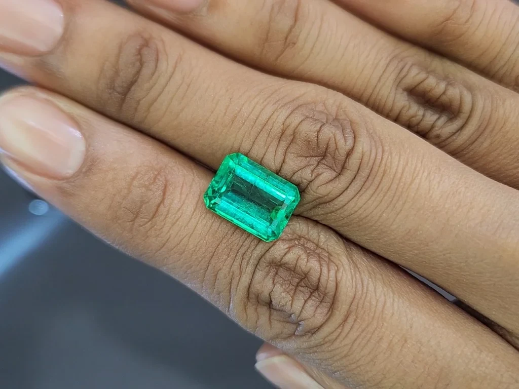 Emerald octagon cut 4.40 carats, Colombia Image №2