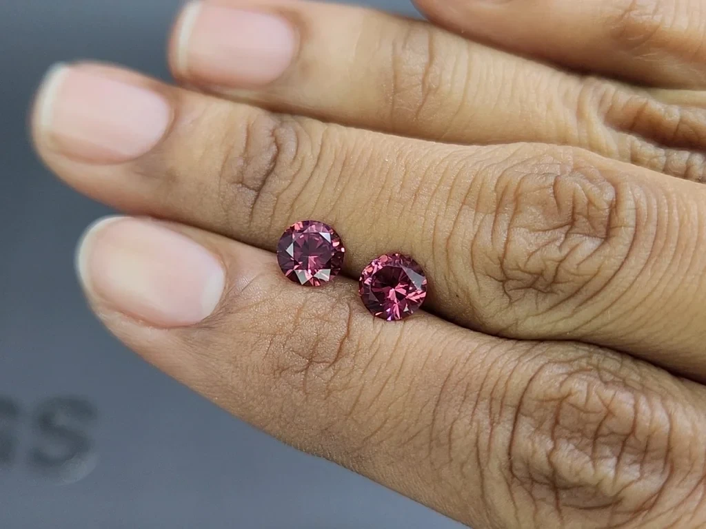 Paar rundgeschliffene rhodolith-granate 1,85 karat, Madagaskar Image №2