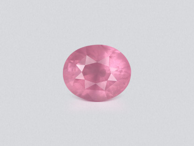 Mahenge-spinell mit rutilsatin-effekt oval geschliffen 2,50 karat, Tansania photo