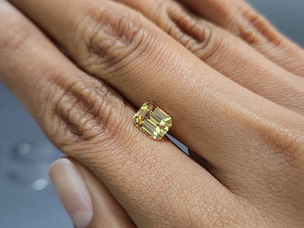 Unbehandelter gelber saphir im smaragd schliff 2,05 karat, Sri Lanka Image №2