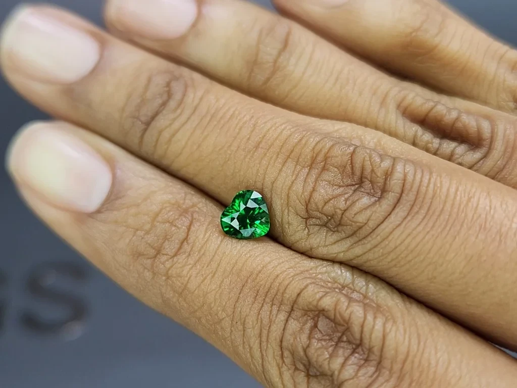 Tsavorite garnet heart shape 1.15 carats, Africa Image №2