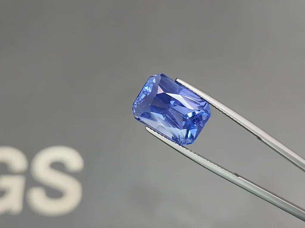 Saphir bleu Bleuet non chauffé 13,60 carats taille radiant  Image №3