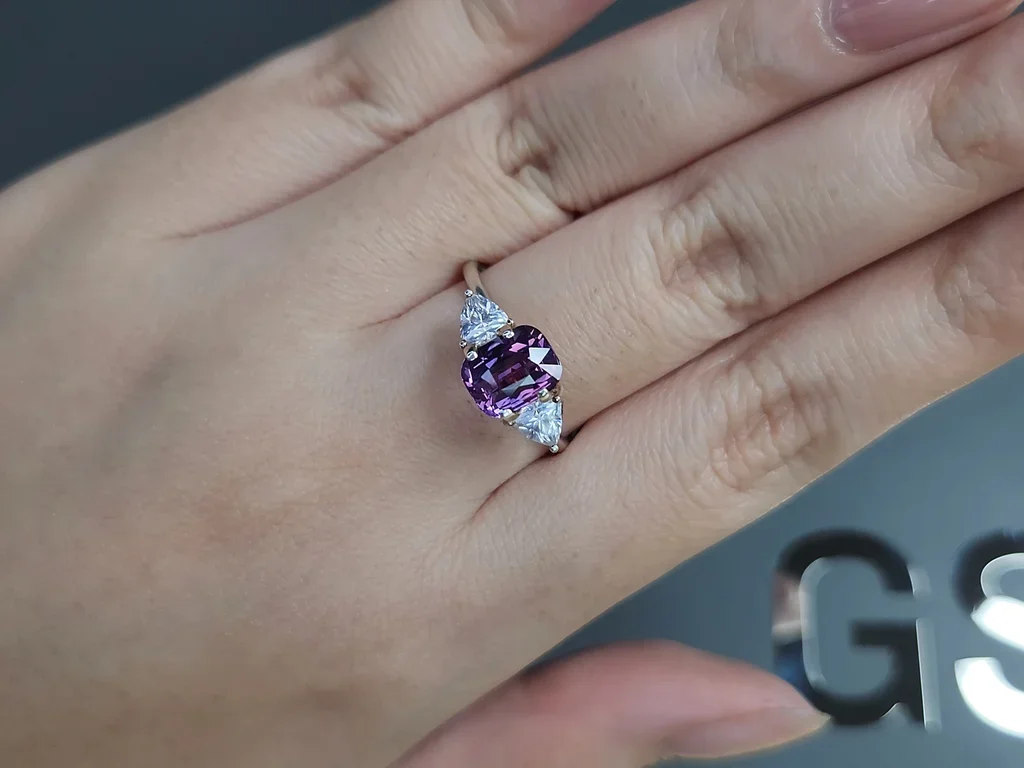 Zafiro de talla cojín que cambia de color, 6,75 carats, Sri Lanka Image №5