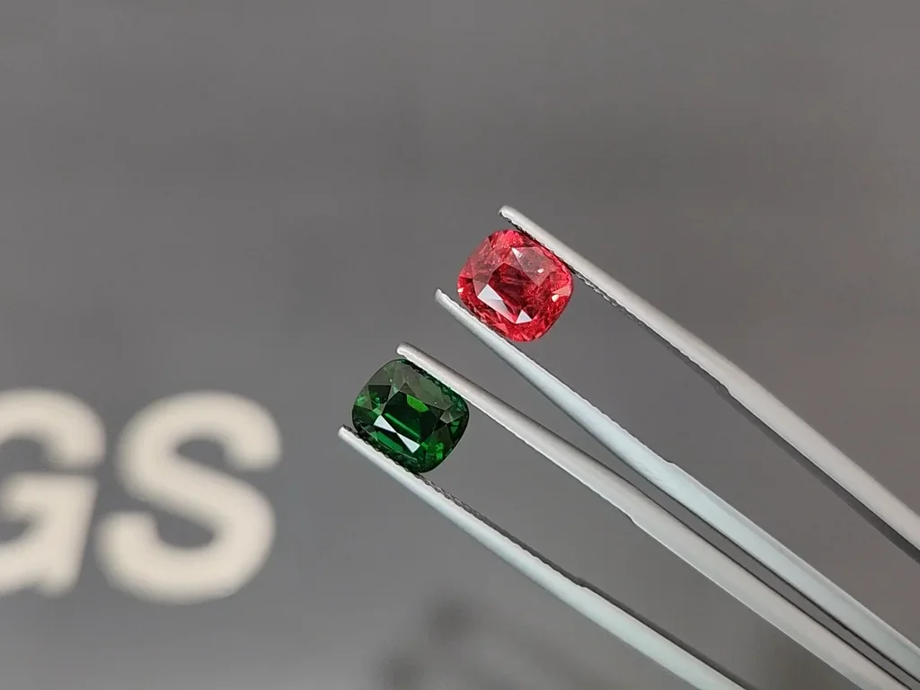 Par contrastante de espinela roja intensa y tsavorita verde intensa en talla cojín de 6,08 ct, Tanzania Image №3