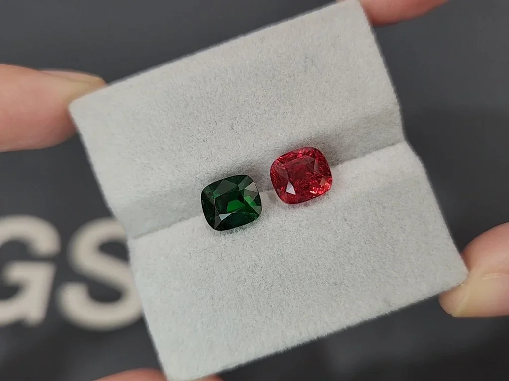 Par contrastante de espinela roja intensa y tsavorita verde intensa en talla cojín de 6,08 ct, Tanzania Image №4