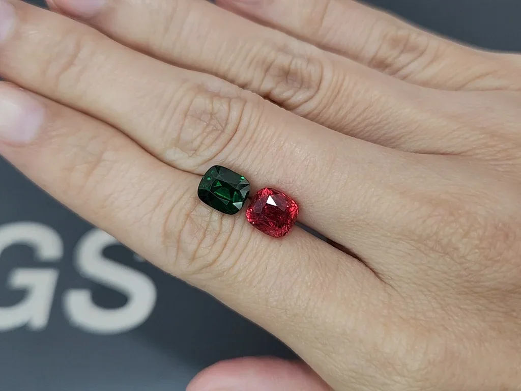 Par contrastante de espinela roja intensa y tsavorita verde intensa en talla cojín de 6,08 ct, Tanzania Image №2