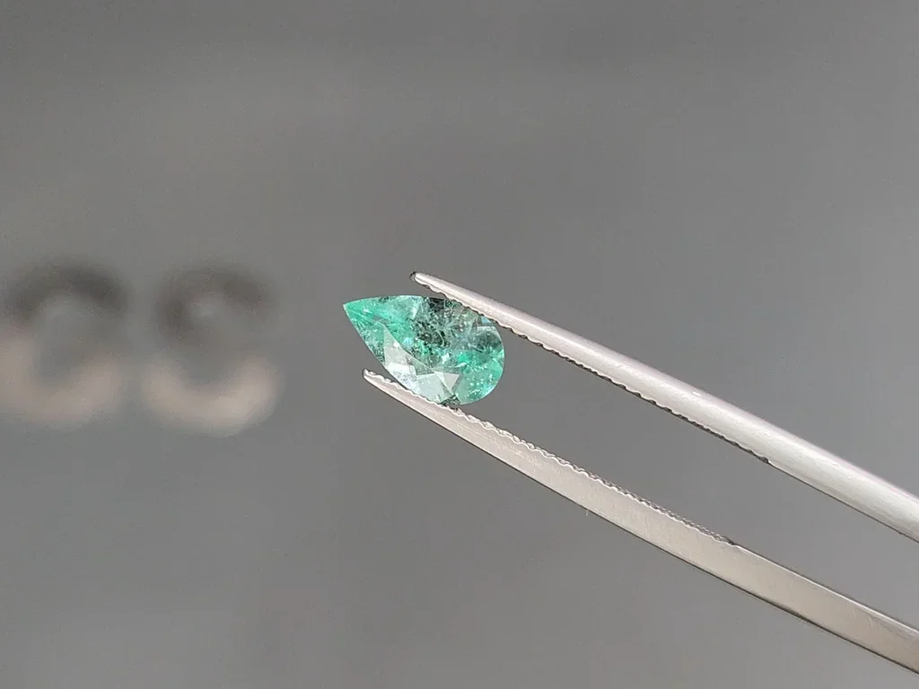 Smaragd im tropfenschliff 0,76 carats, Kolumbien Image №3