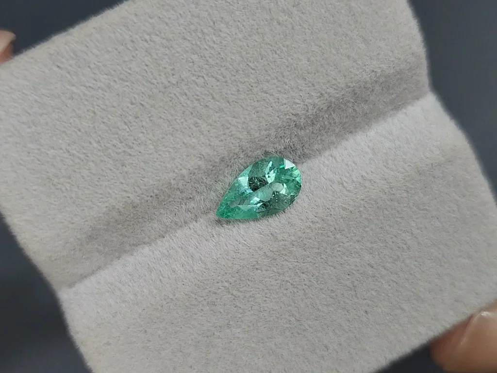 Smaragd im tropfenschliff 0,76 carats, Kolumbien Image №4