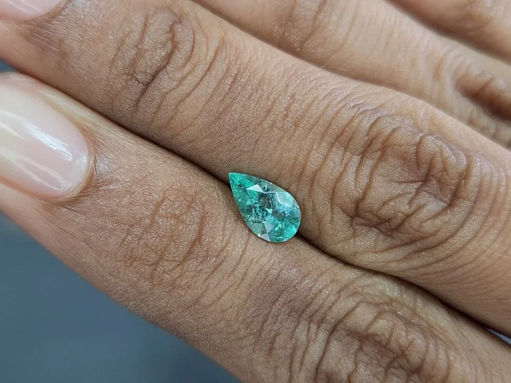 Smaragd im tropfenschliff 0,76 carats, Kolumbien Image №2