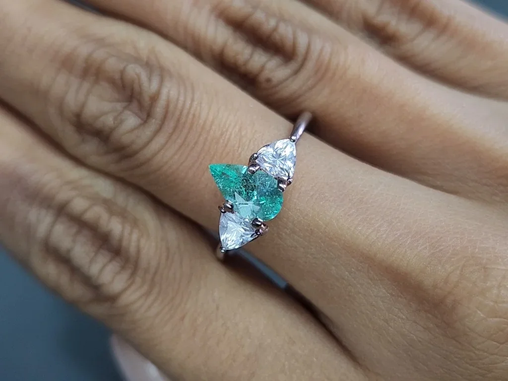 Smaragd im tropfenschliff 0,76 carats, Kolumbien Image №5