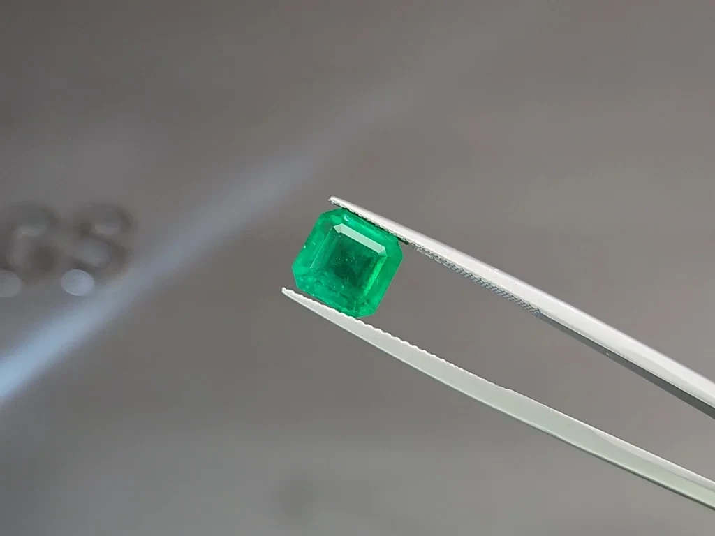 Emerald octagon cut 3.30 carats, Colombia Image №3