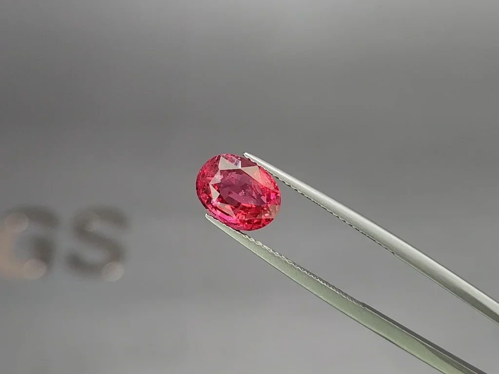 Ein leuchtend rosa Mahenge-spinell im ovalschliff 3,52 karat, Tansania Image №3