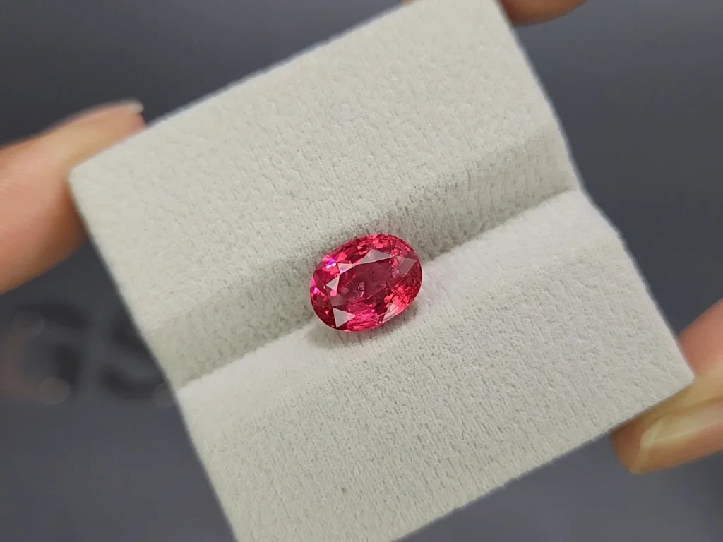 Ein leuchtend rosa Mahenge-spinell im ovalschliff 3,52 karat, Tansania Image №4