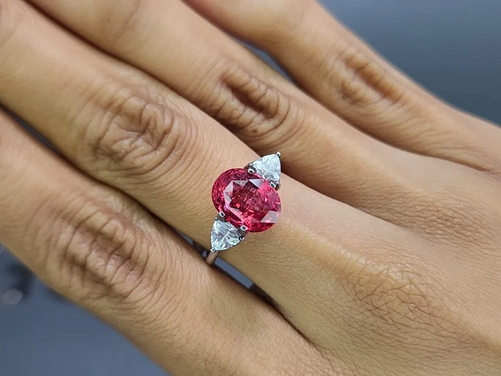 Ein leuchtend rosa Mahenge-spinell im ovalschliff 3,52 karat, Tansania Image №5