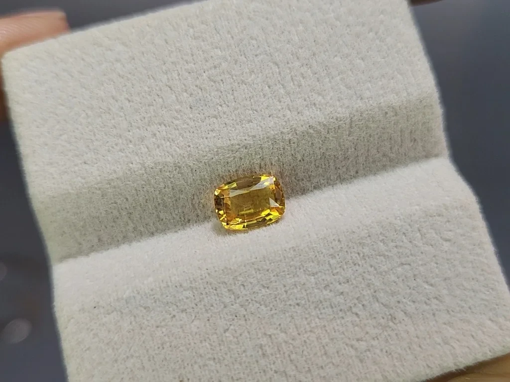 Saphir jaune taille coussin de 1,13 carat, Madagascar Image №4