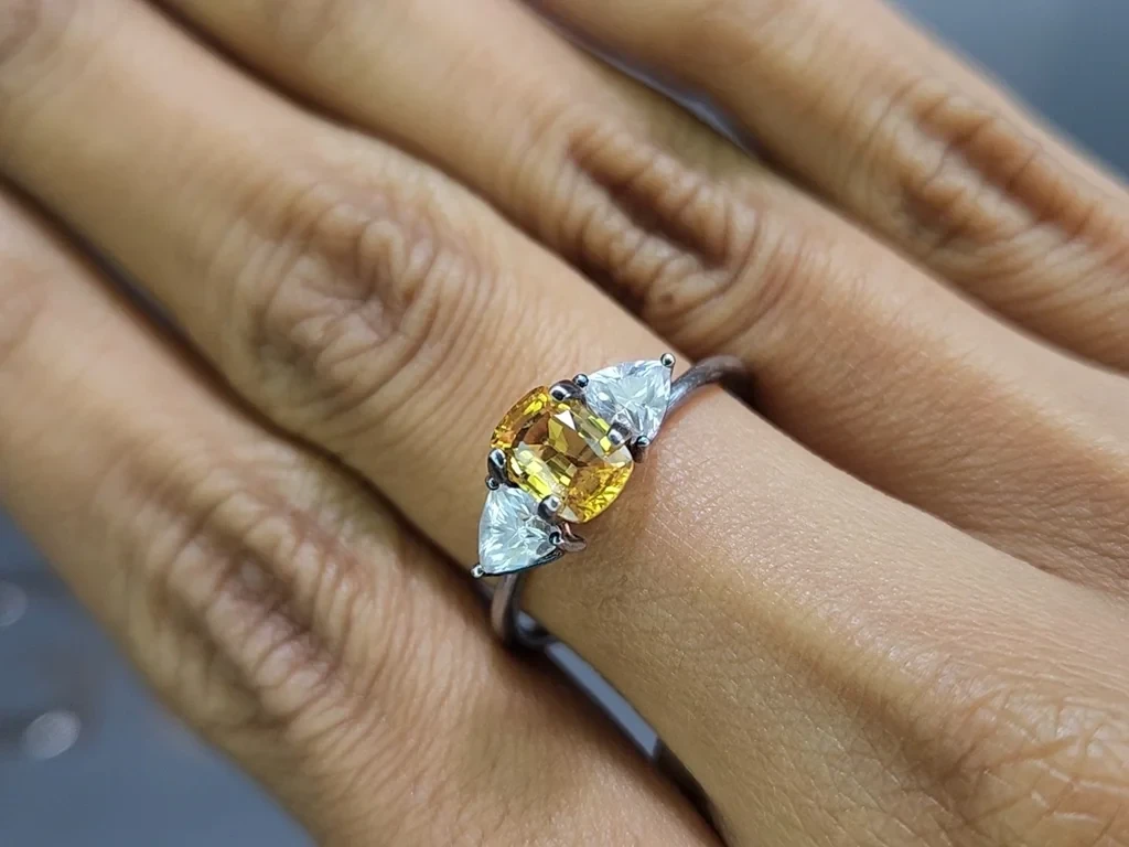 Saphir jaune taille coussin de 1,13 carat, Madagascar Image №5