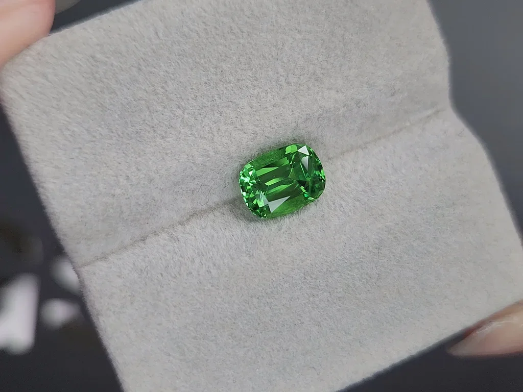 Granate tsavorita Verde intenso talla cojín 1,95 quilates, Tanzania  Image №4