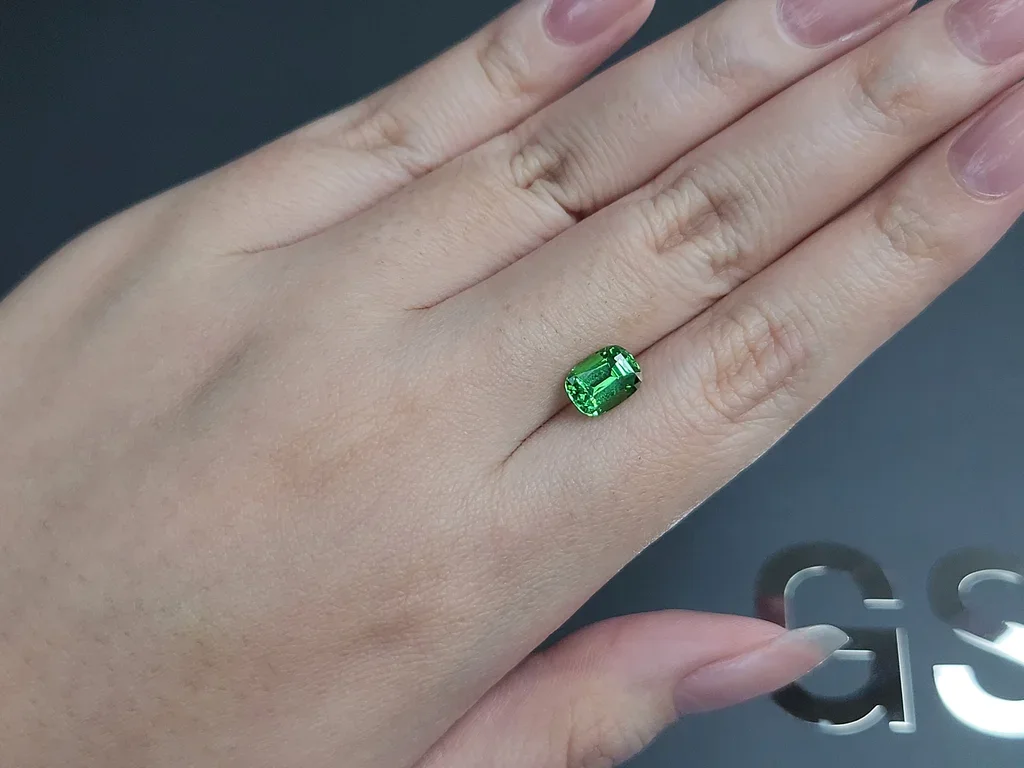 Granate tsavorita Verde intenso talla cojín 1,95 quilates, Tanzania  Image №2