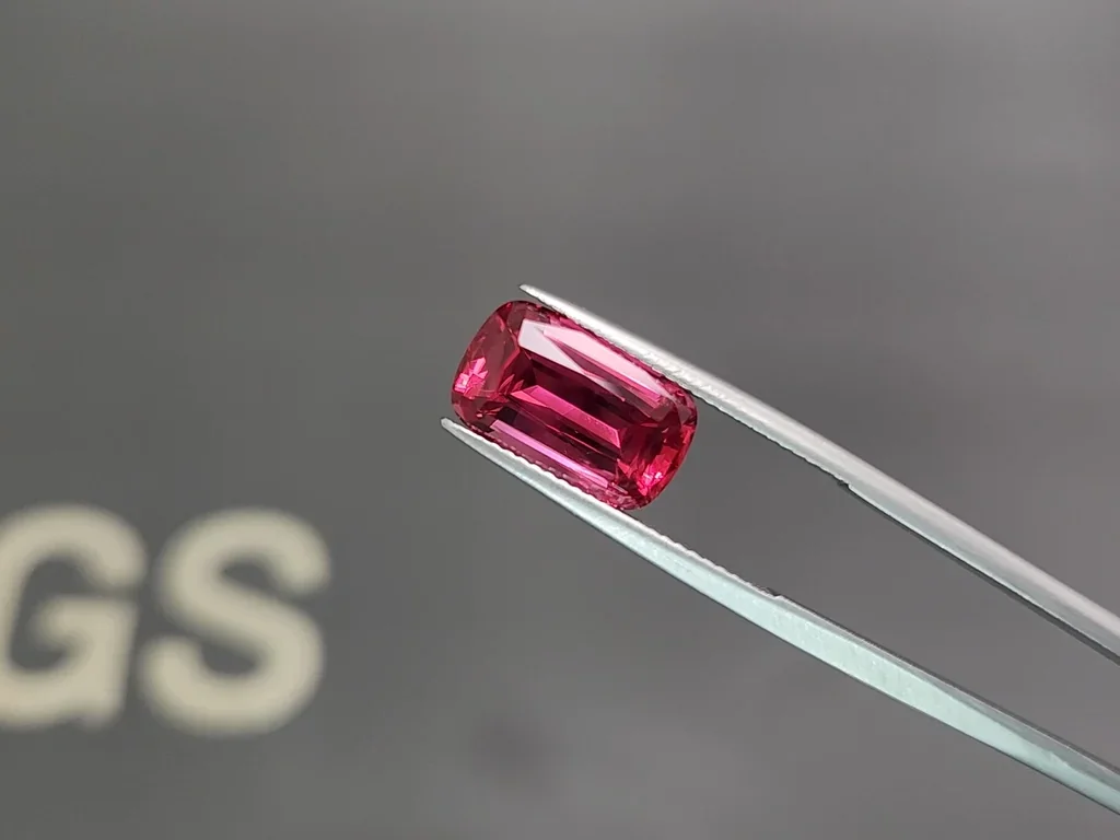 Espinela Mahenge roja y rosada vívida talla cojín de 6,01 carats, Tanzania   Image №3