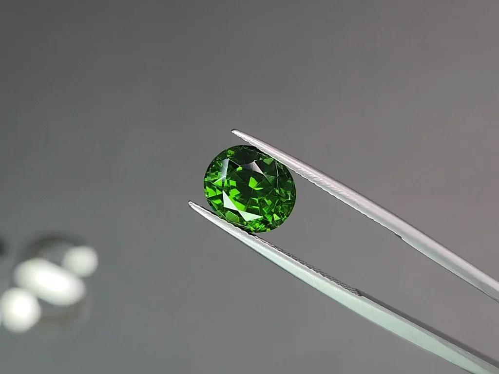 Circonita verde talla ovalada 4,75 quilates  Image №3