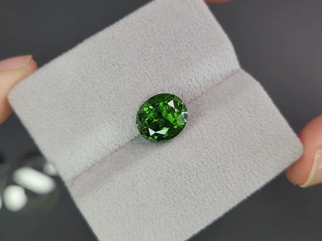 Circonita verde talla ovalada 4,75 quilates  Image №4
