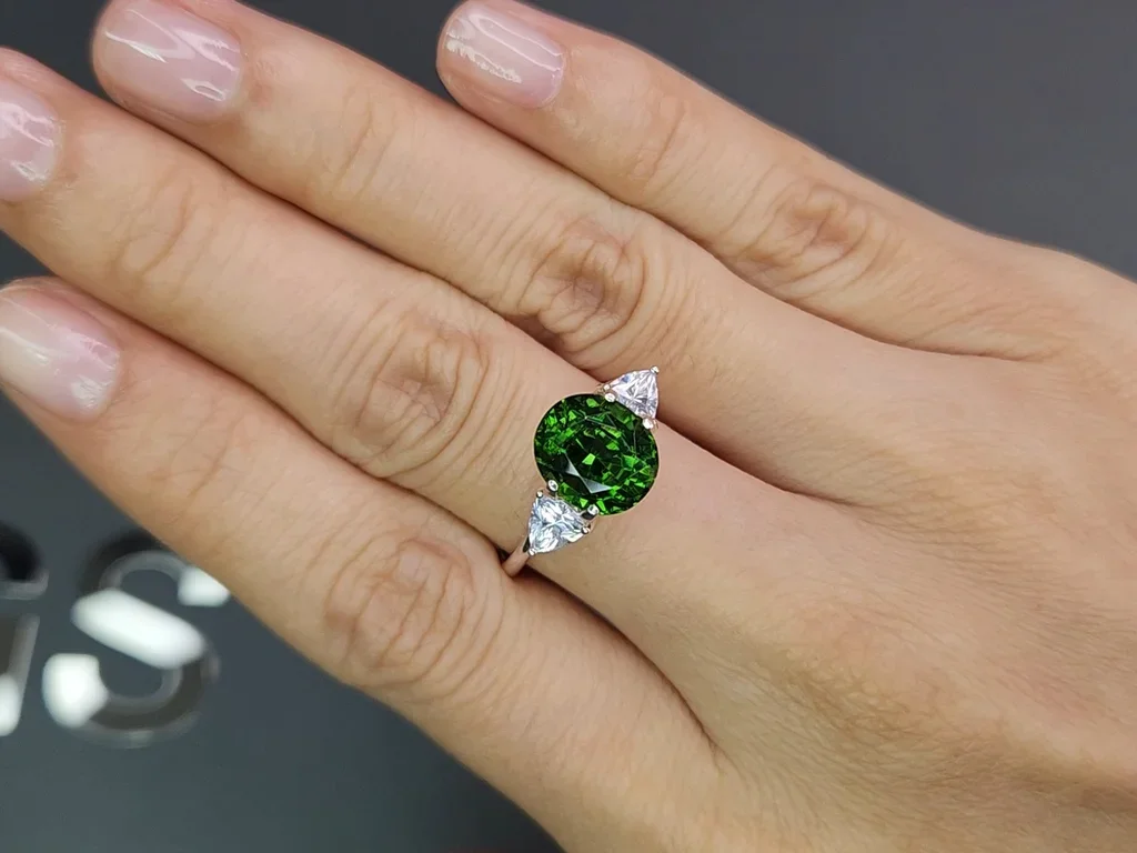 Circonita verde talla ovalada 4,75 quilates  Image №5