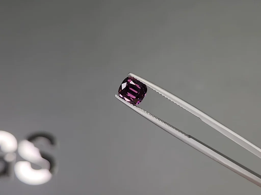 Zafiro púrpura de talla cojín sin calentar de 1,71 carats, Madagascar Image №3