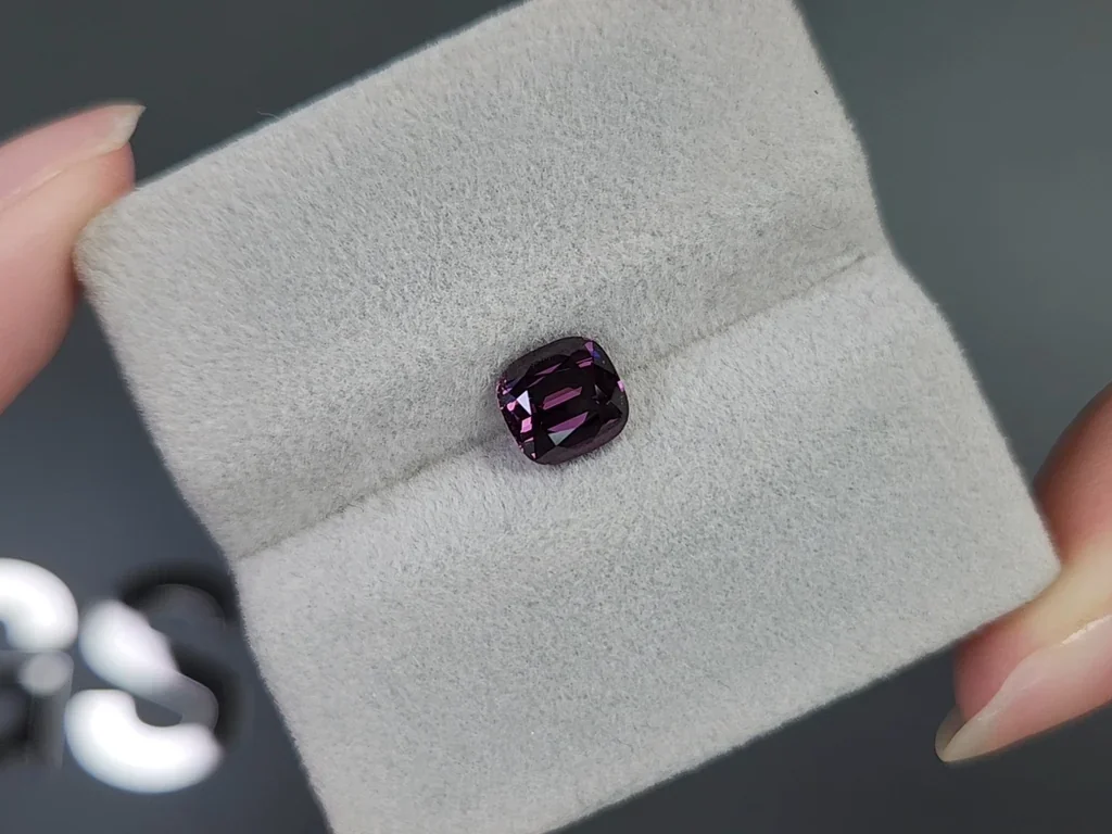 Zafiro púrpura de talla cojín sin calentar de 1,71 carats, Madagascar Image №4