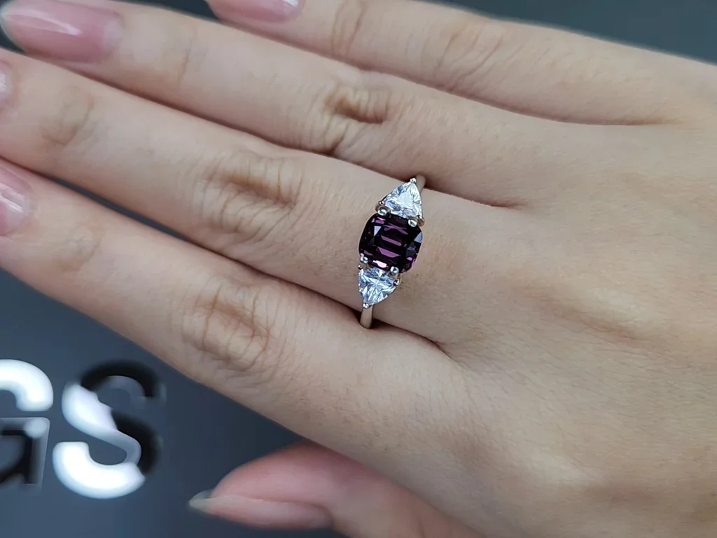 Zafiro púrpura de talla cojín sin calentar de 1,71 carats, Madagascar Image №5