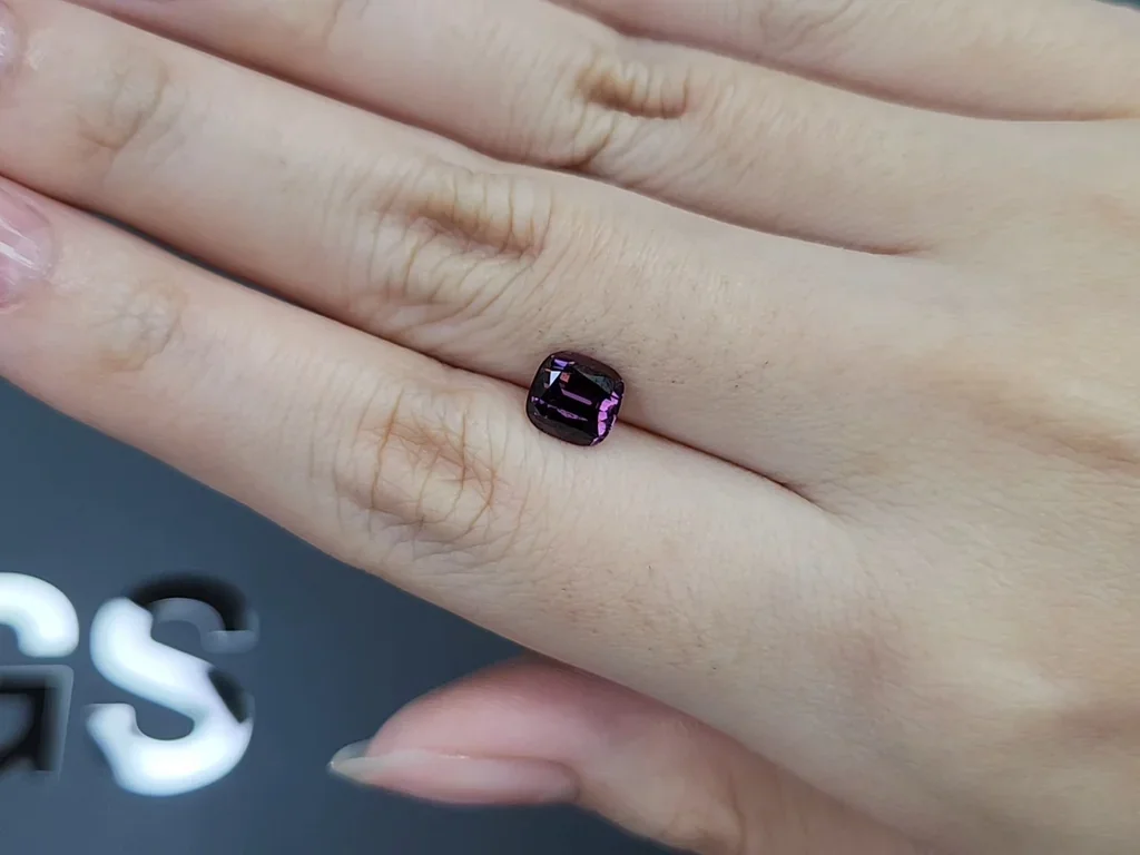 Zafiro púrpura de talla cojín sin calentar de 1,71 carats, Madagascar Image №2