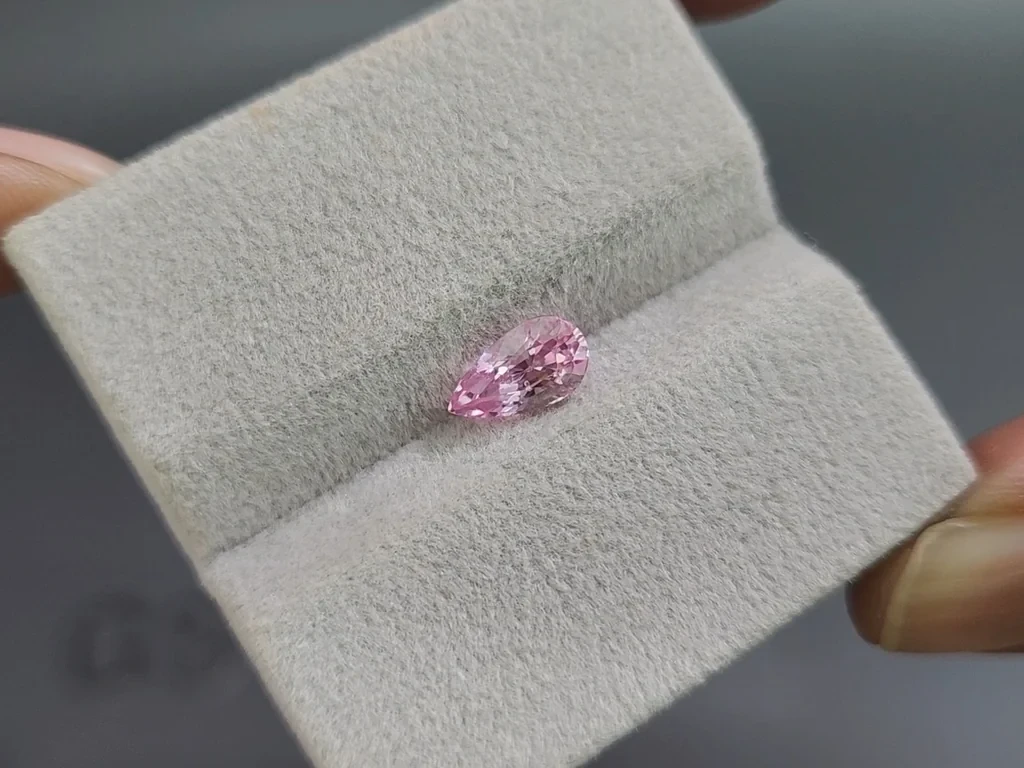 Saphir Padparadscha non chauffé forme poire 1,34 carat, Sri Lanka  Image №4