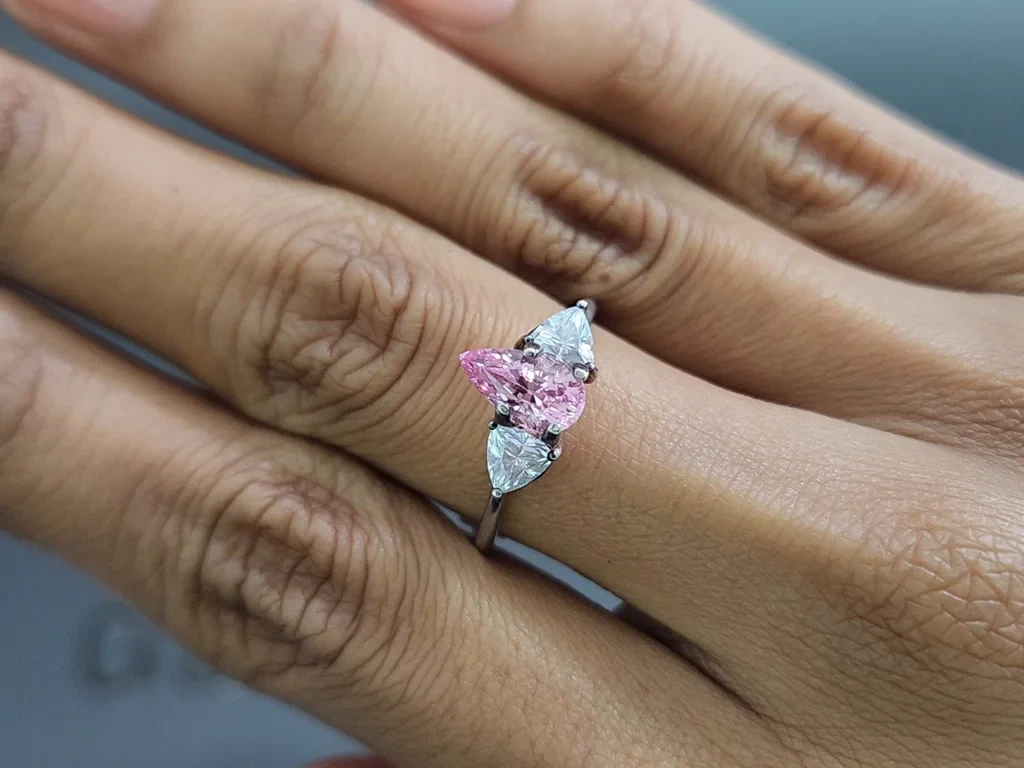 Saphir Padparadscha non chauffé forme poire 1,34 carat, Sri Lanka  Image №5