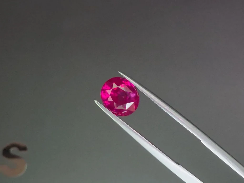 Unheated ruby Vivid pink red oval cut  3.12 carats, Sri Lanka Image №3