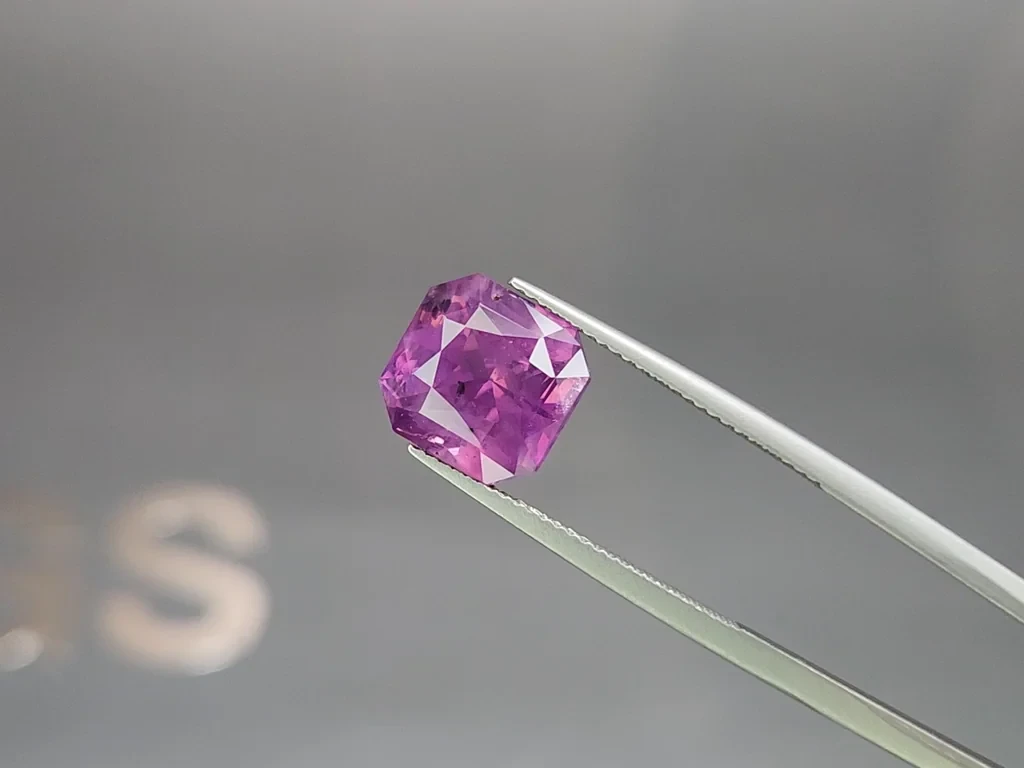 Unheated purple sapphire radiant cut 8.32 carats, Sri Lanka Image №3