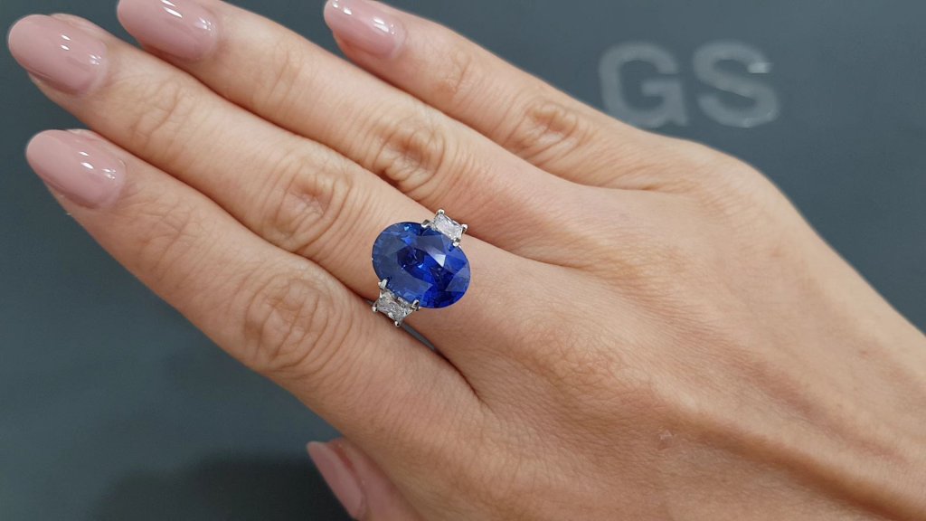 Intense Cornflower blue sapphire 7.52 carats in oval cut, Sri Lanka Image №4