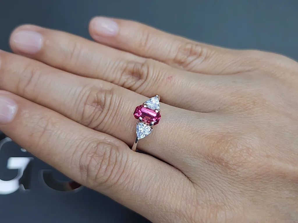 Espinela rosa talla octogonal Mahenge 1,05 quilates, Tanzania Image №5