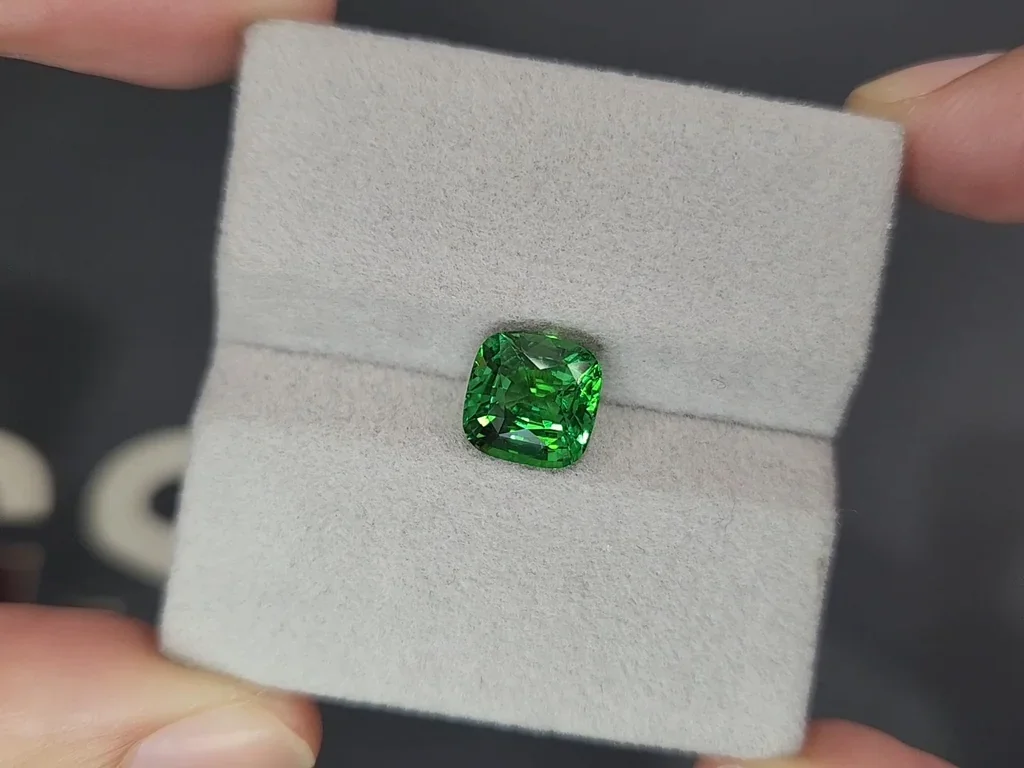 Granate tsavorita de talla cojín verde intenso de 3,00 carats, de Tanzania  Image №4