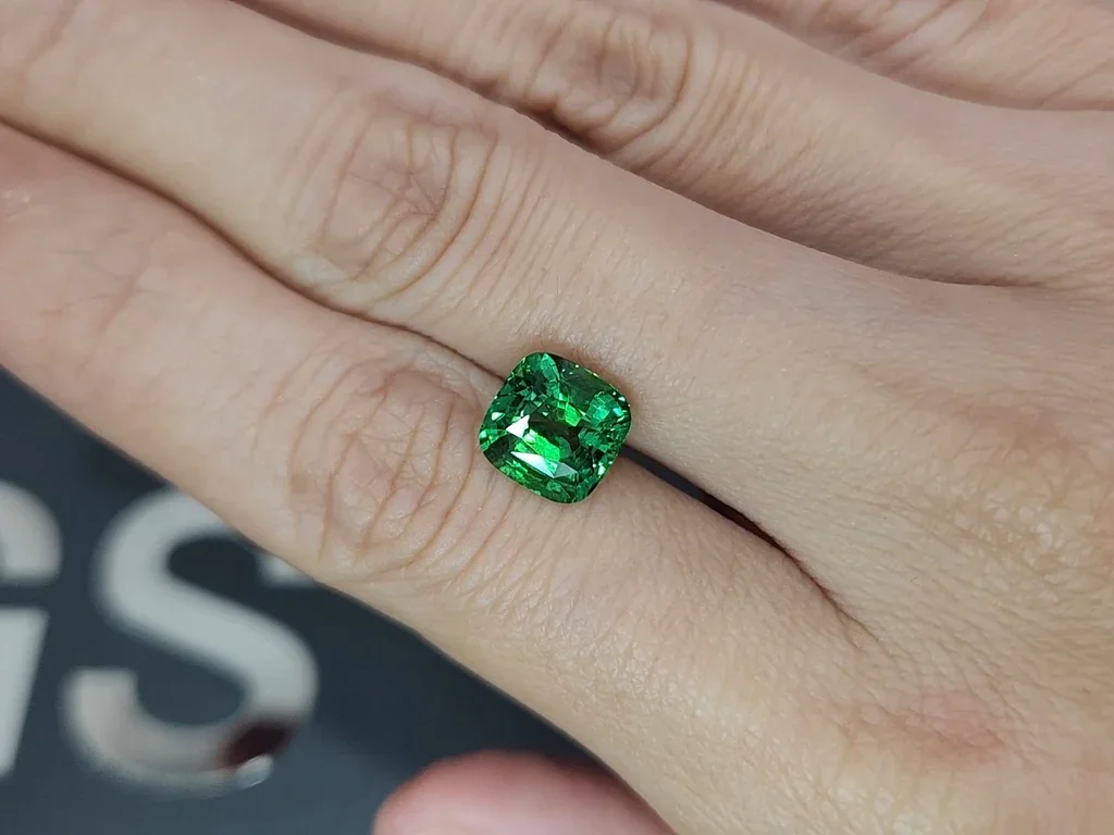 Granate tsavorita de talla cojín verde intenso de 3,00 carats, de Tanzania  Image №2