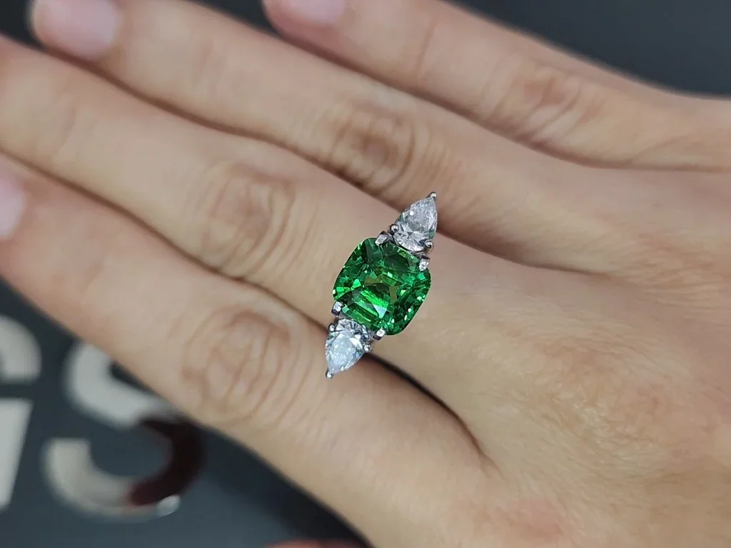Granate tsavorita de talla cojín verde intenso de 3,00 carats, de Tanzania  Image №5